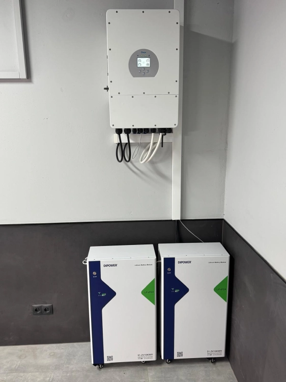 Dwie baterie DiPower połączone równolegle – zdjęcie z instalacji