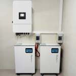 Falownik Deye 20 kW i magazyn energii LVFU 14,34 kWh zamontowane w pomieszczeniu technicznym