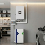 Falownik Deye i magazyn energii DiPower zamontowane na scianie w garazu - wizualizacja instalacji